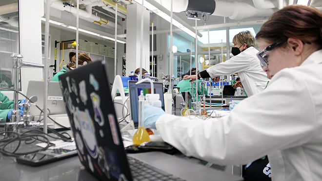 Chemistry students use the new state-of-the-art lab