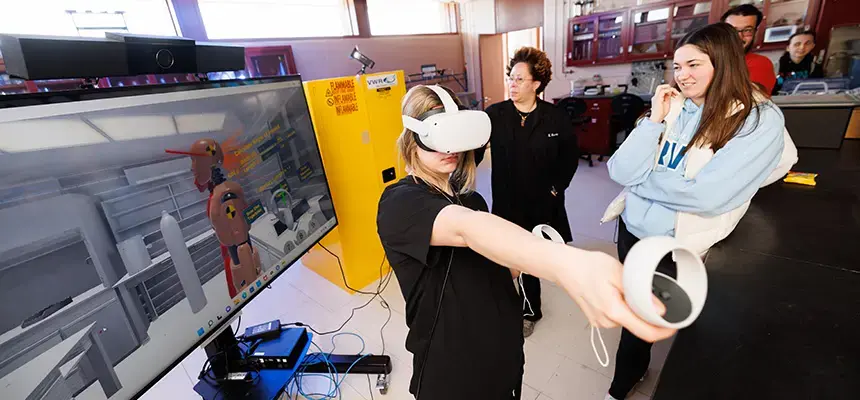 Forensic science students use virtual reality technology